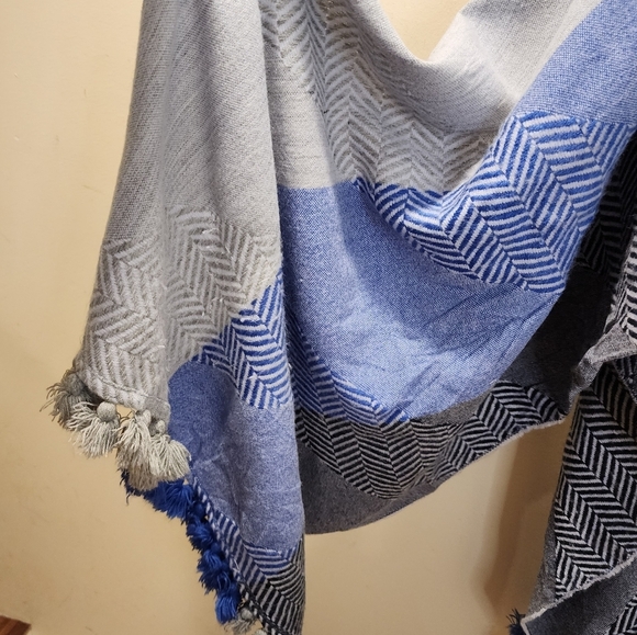 VINCE CAMUTO 2 TONES large Tassel acrylic scarf - Picture 3 of 8